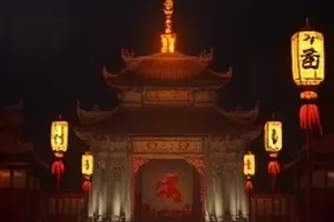 《临时演员》封面，片场角落与折叠椅的剧情片场景