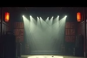 《晚班公交》封面，夜班车厢内灯光与空座的画面